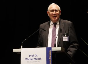 Professor Dr. Werner Münch haelt einen Vortrag auf dem Kongress Freude am Glauben